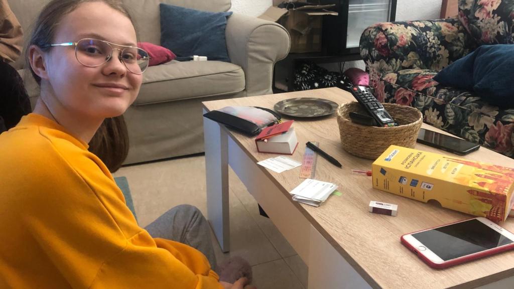 Kateryna, estudiando español con unas fichas para adquirir vocabulario.