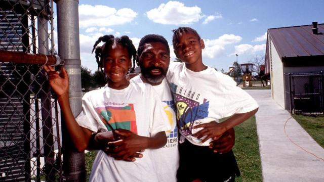 Richard Williams junto a las pequeñas Venus y Serena