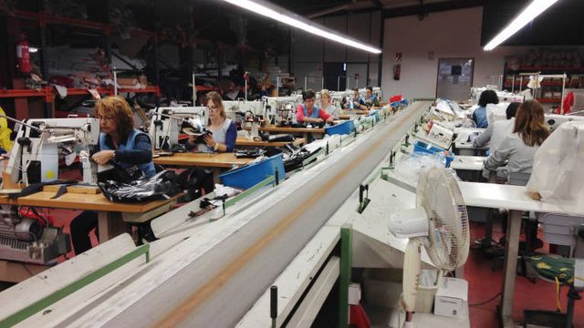 El sector del aparado de una fábrica de calzado en una imagen de archivo.