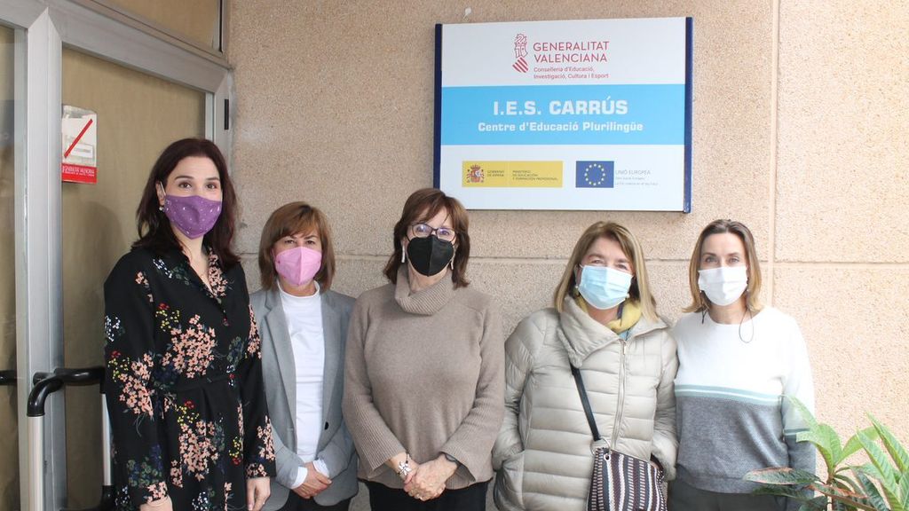 Las docentes jubiladas, en el centro de la imagen con las ediles de Educación y Cultura, así como con la directora del IES Carrús.