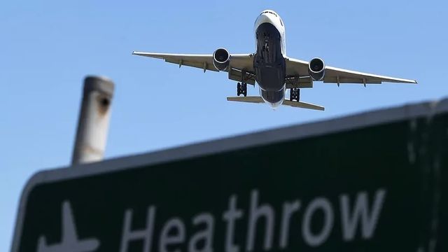 Un avión llegando al aeropuerto británico de Heathrow, en imagen de archivo.
