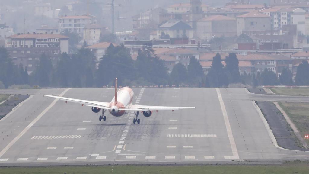 Un avión procedente de Valencia ha sido desviado de Bilbao a Santander por las fuertes rachas de viento.