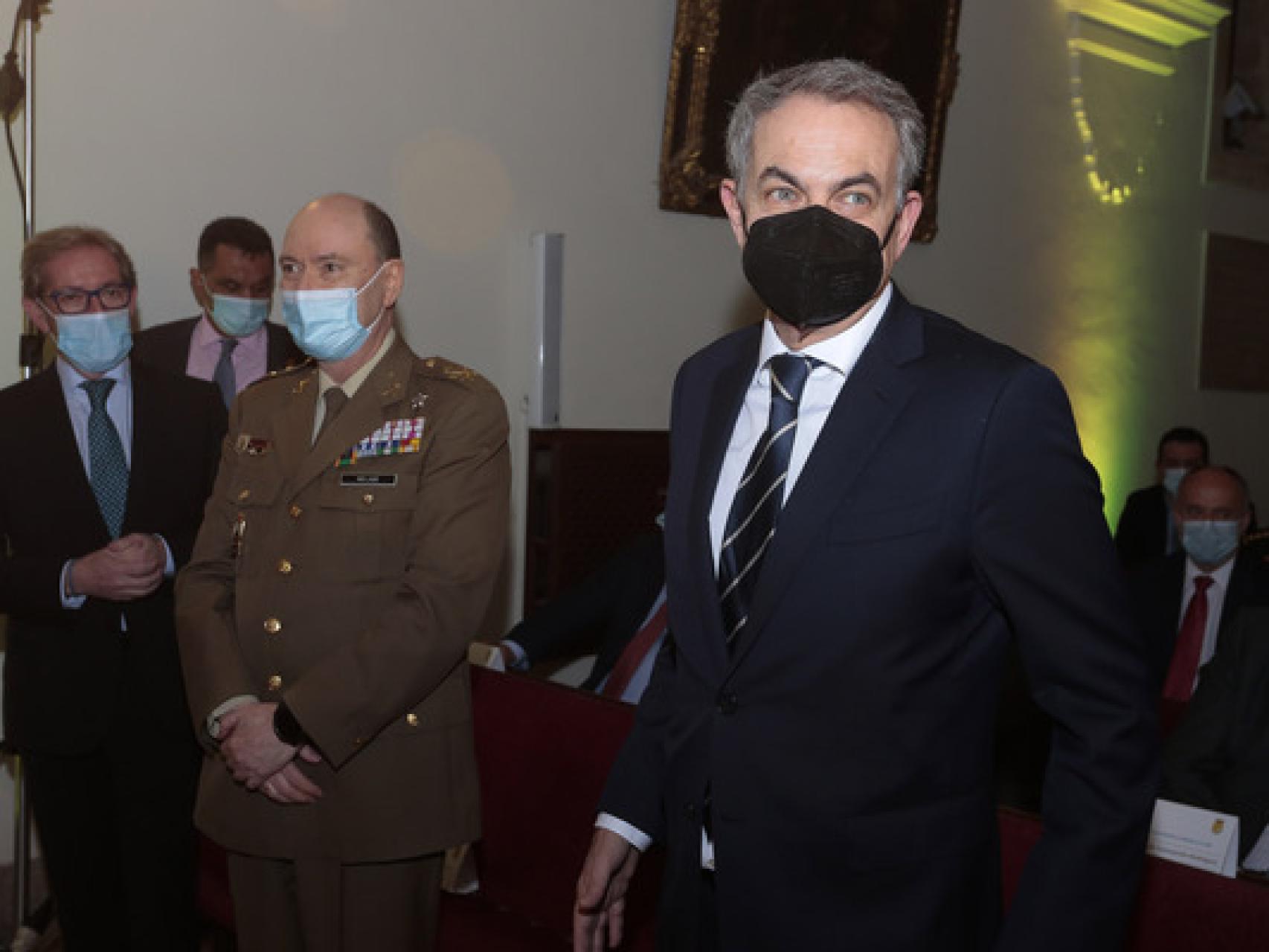 El expresidente del Gobierno, José Luis Rodríguez Zapatero, durante la entrega de la Medalla de Oro de la Cámara de Comercio de León a la Unidad Militar de Emergencias