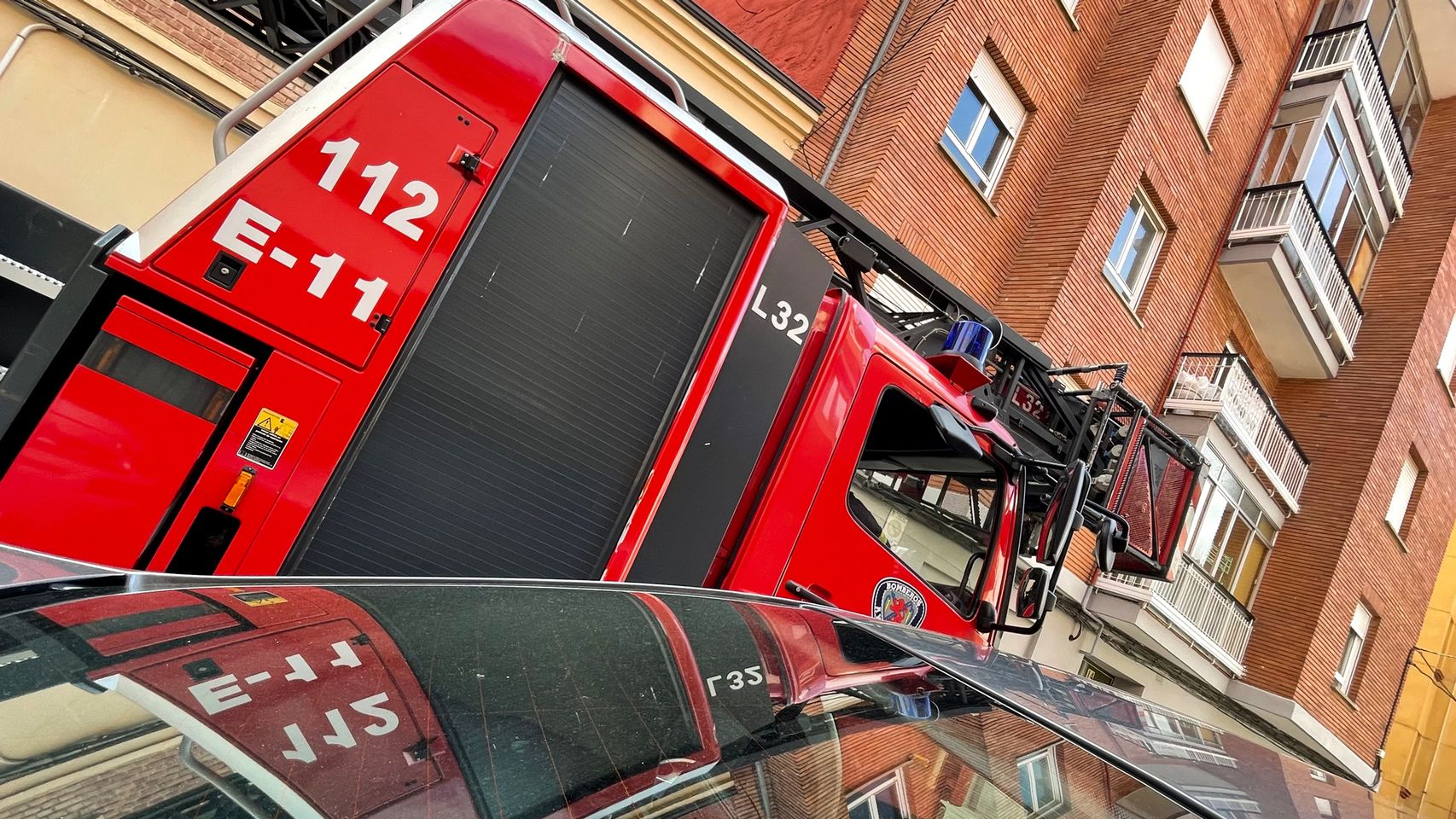 Bomberos en la calle Las Ánforas en León