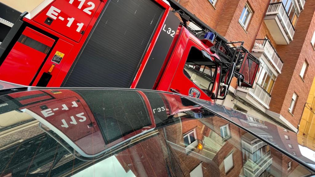 Bomberos en la calle Las Ánforas en León