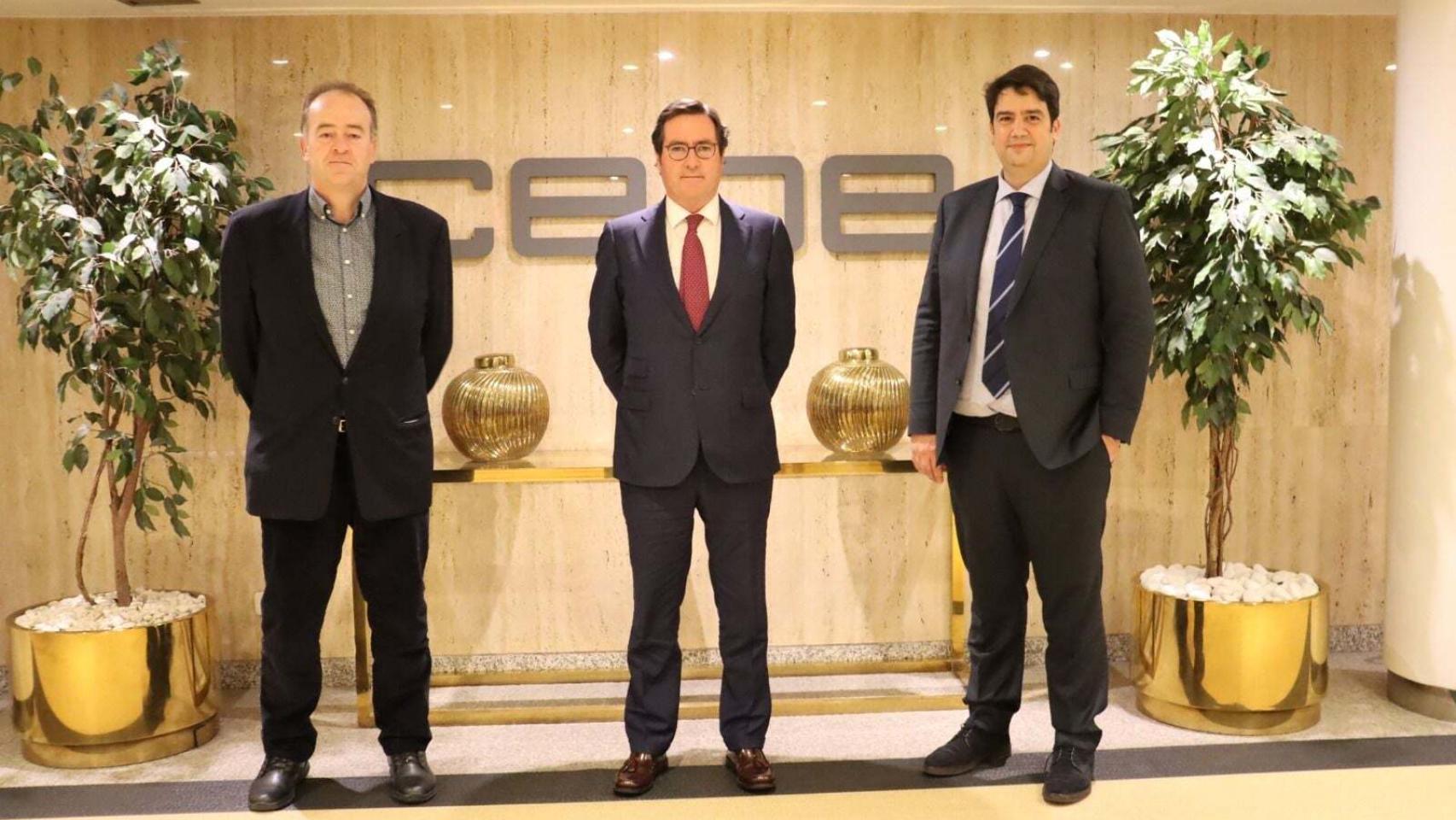 El presidente de la patronal salmantina Diego García (dcha) se reúne con los presidentes de CEOE y de Cepyme