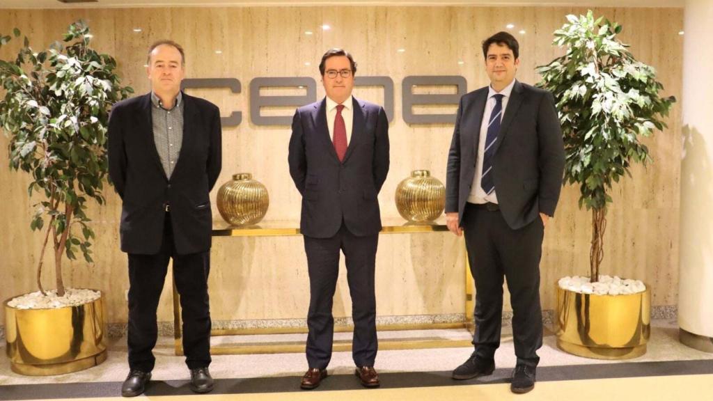 El presidente de la patronal salmantina Diego García (dcha) se reúne con los presidentes de CEOE y de Cepyme