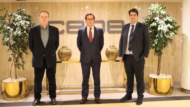 El presidente de la patronal salmantina Diego García (dcha) se reúne con los presidentes de CEOE y de Cepyme