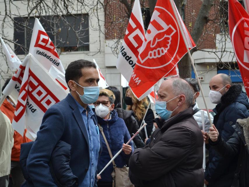 Los portavoces de CCOO y UGT en Castilla y León, Vicente Andrés y Faustino Temprano, durante la concentración de este miércoles ante la sede de Naturgy, en Valladolid.