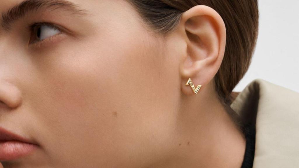 El pendiente de botón 'LV Volt ulside down' también tiene forma de 'Z'.