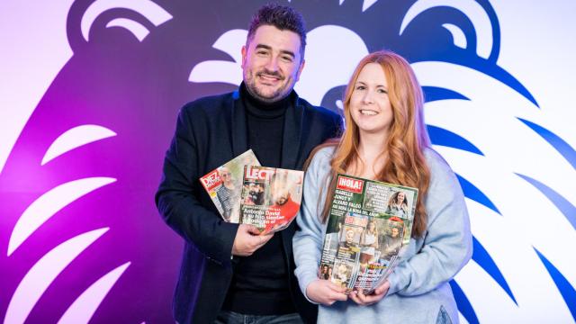 Jesús Carmona y Ane Olabarrieta en el kiosco rosa en vídeo de EL ESPAÑOL.