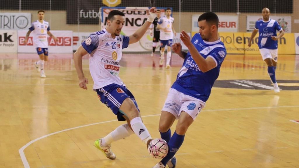 Humberto, del Manzanares FS Quesos El Hidalgo, tapona un remate de Piqueras, del Futbol Emotion Zaragoza. Foto: LNFS.