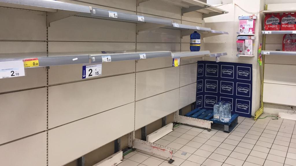 Estanterías vacías en Carrefour de Talavera de la Reina