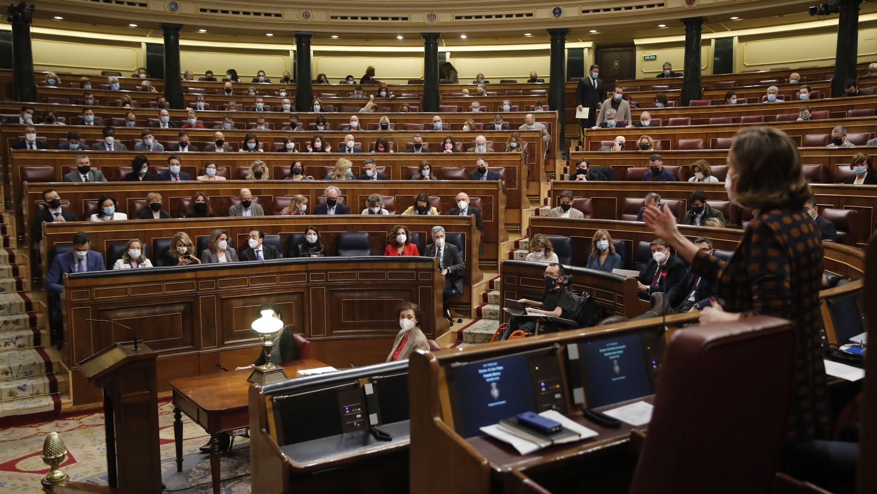Cuca Gamarra, portavoz del PP, pregunta a Pedro Sánchez durante la sesión de control al Gobierno.