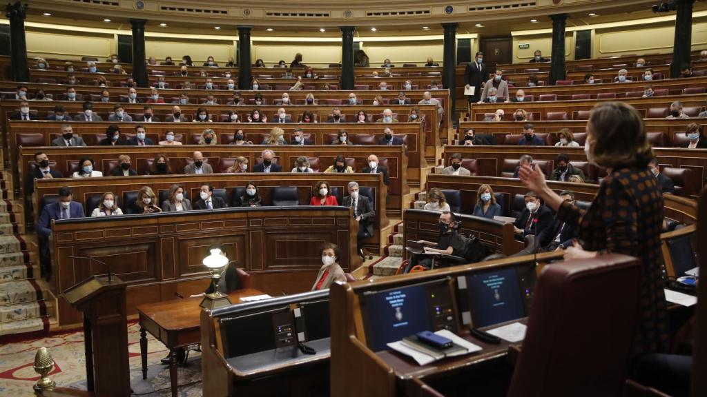 Cuca Gamarra, portavoz del PP, durante una sesión de control al Gobierno.
