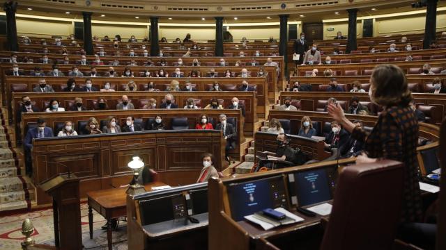 Cuca Gamarra, portavoz del PP, pregunta a Pedro Sánchez durante la sesión de control al Gobierno.