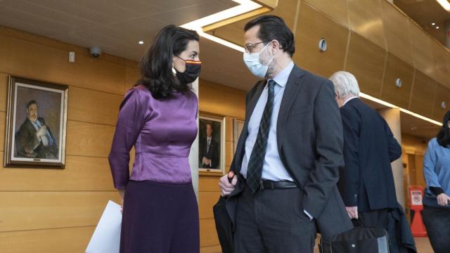 La portavoz de Vox en Madrid, Rocío Monasterio, habla con el consejero de Economía, Javier Fernández-Lasquetty.