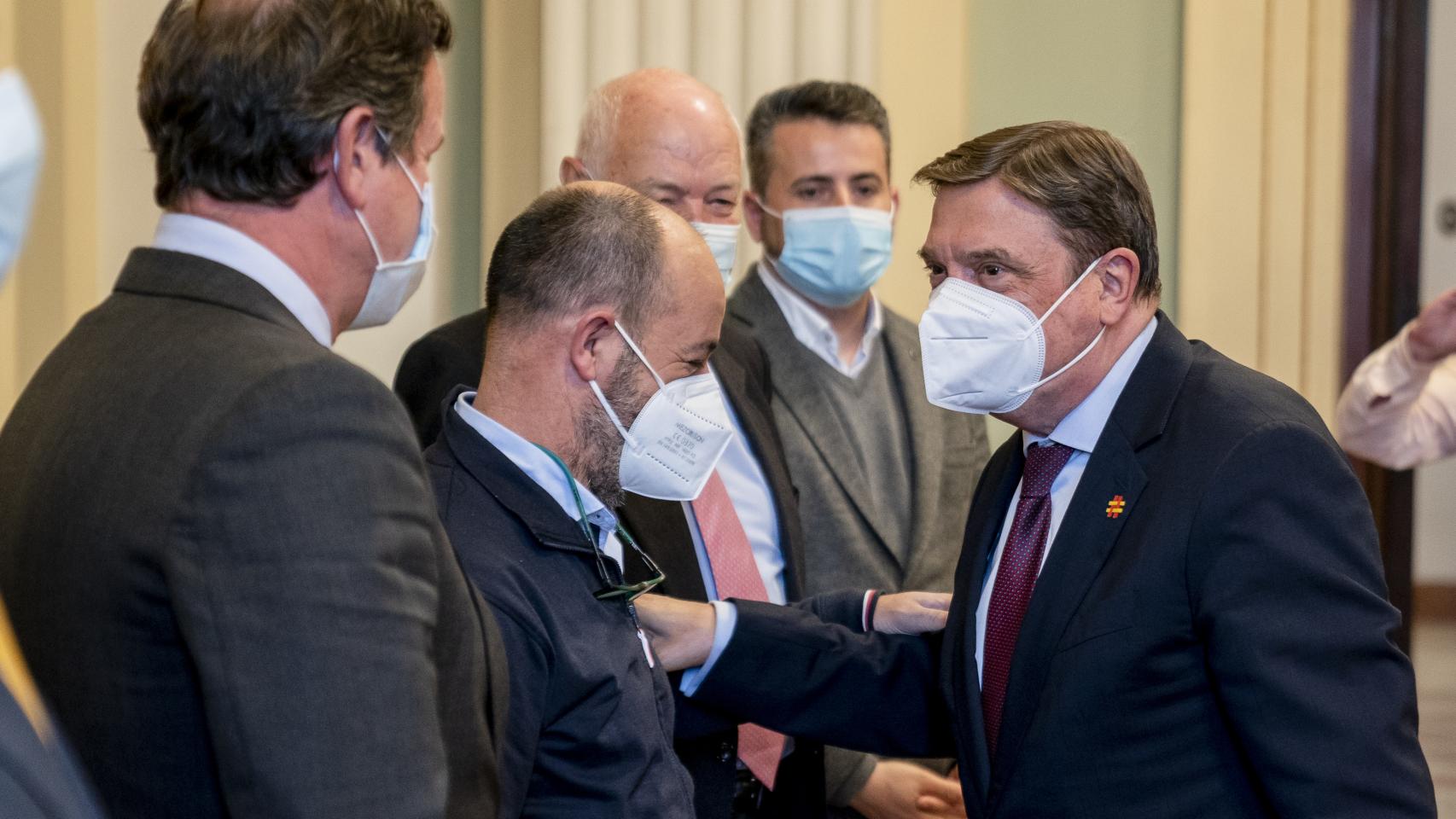 El ministro de Agricultura, Pesca y Alimentación, Luis Planas (d), saluda a representantes del sector pesquero, a su llegada a una reunión, en la sede del Ministerio de Agricultura.