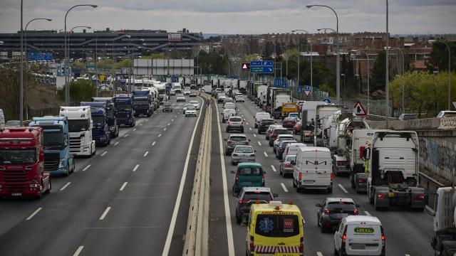Varios camiones en una marcha por la M-40 a la altura del kilómetro 7, en Madrid.
