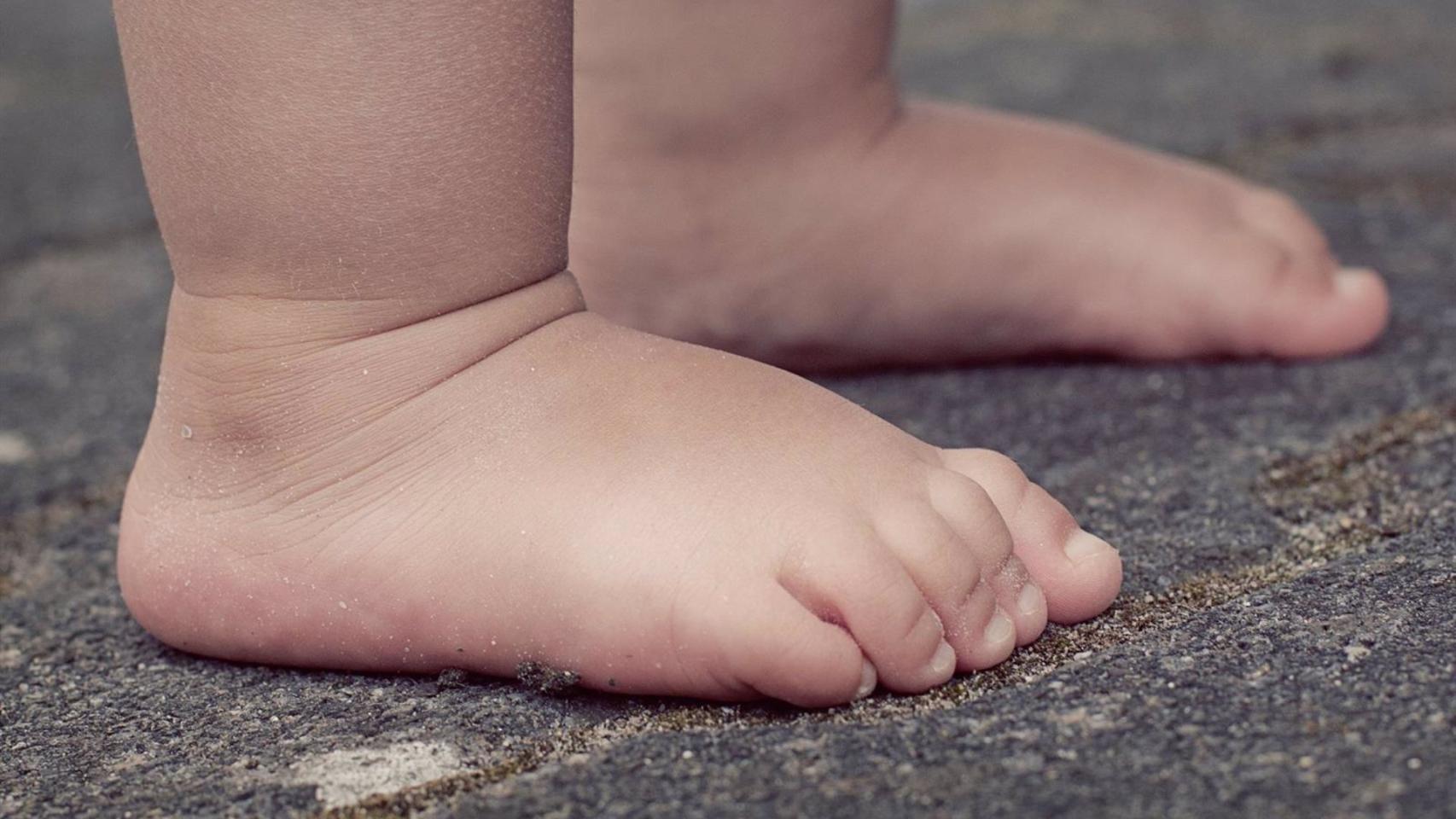 Pies de un niño pequeño.