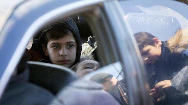 Una familia ucraniana cruza en coche la frontera hacia Moldavia.