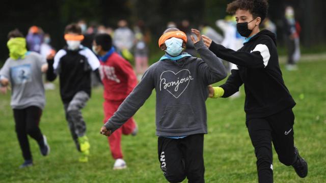 Dos niños juegan durante la jornada de sensibilización en Culleredo (A Coruña).