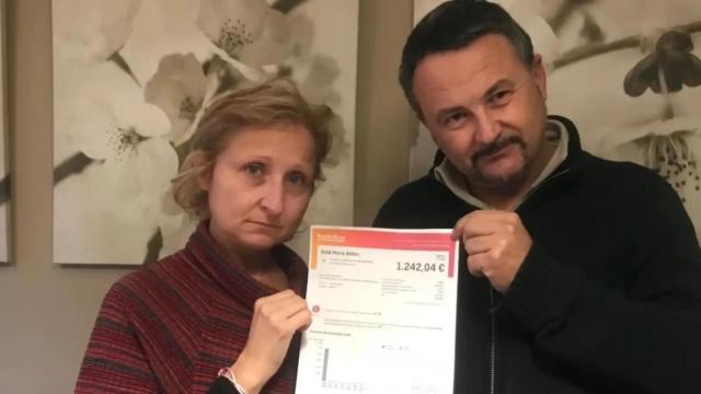 María Belén, y su pareja, Paco, sujetando la factura de junio que le reclamaba 1.242 euros de luz.