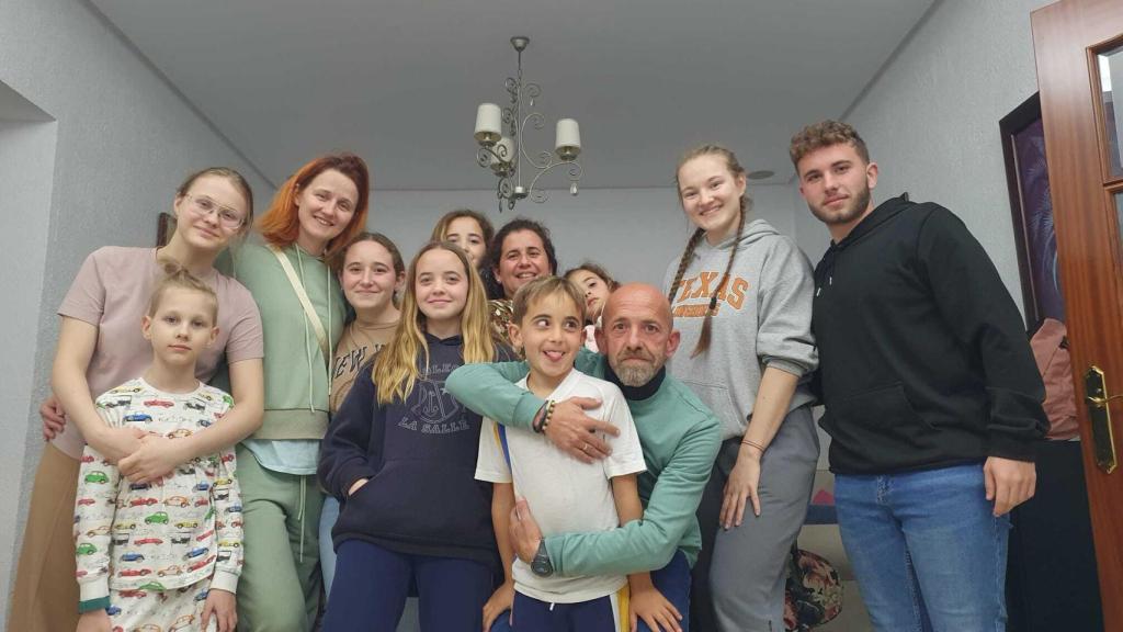 De izquierda a derecha, los doce: Katya, Slava, Vika, Paloma, Lucía, Alma, José, Rocío, José,  Rocio, Nastya y Mario