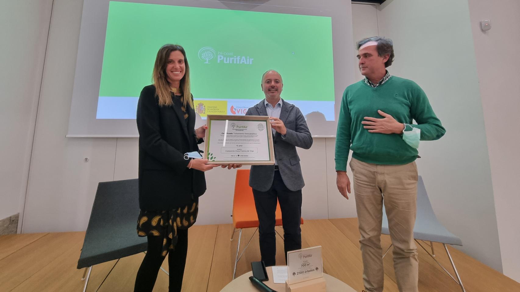 Belén Muñoz, directora de Galpi; David Regades, delegado de Zona Franca; y Roque Varela, responsable de innovación de Galpi.