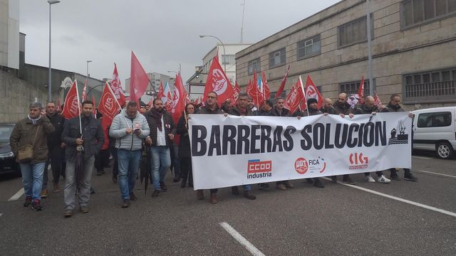 Trabajadores del astillero Barreras de Vigo se manifiestan en Beiramar.