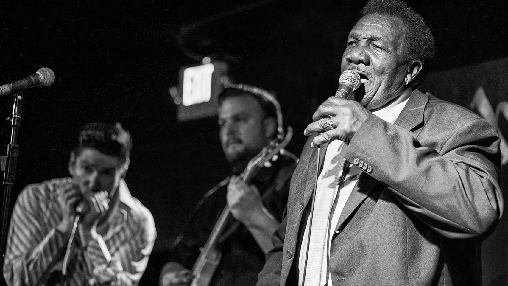 Willie Buck durante un concierto.