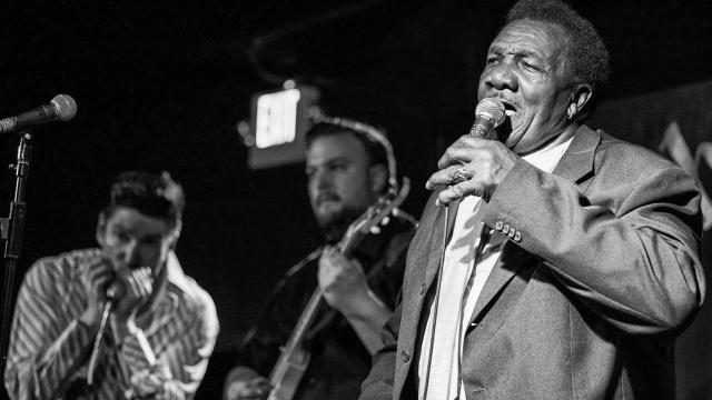 Willie Buck durante un concierto.