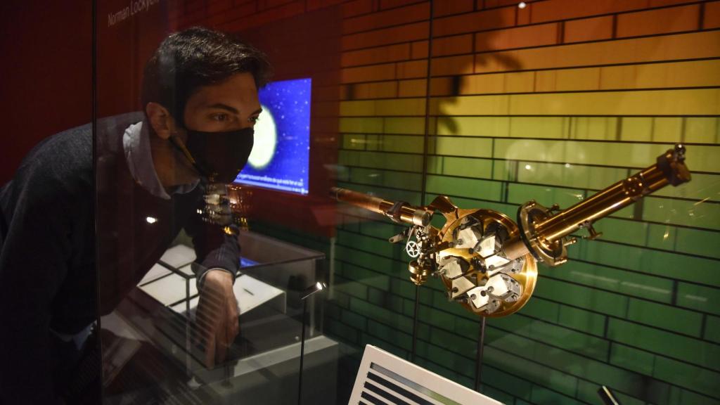 Espectroscopio de siete prismas inventado por Norman Lockyer