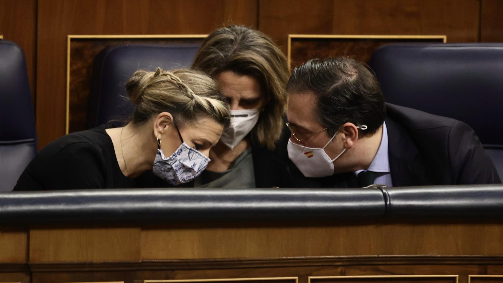 Yolanda Díaz junto a Teresa Ribera y José Manuel Albares. EP