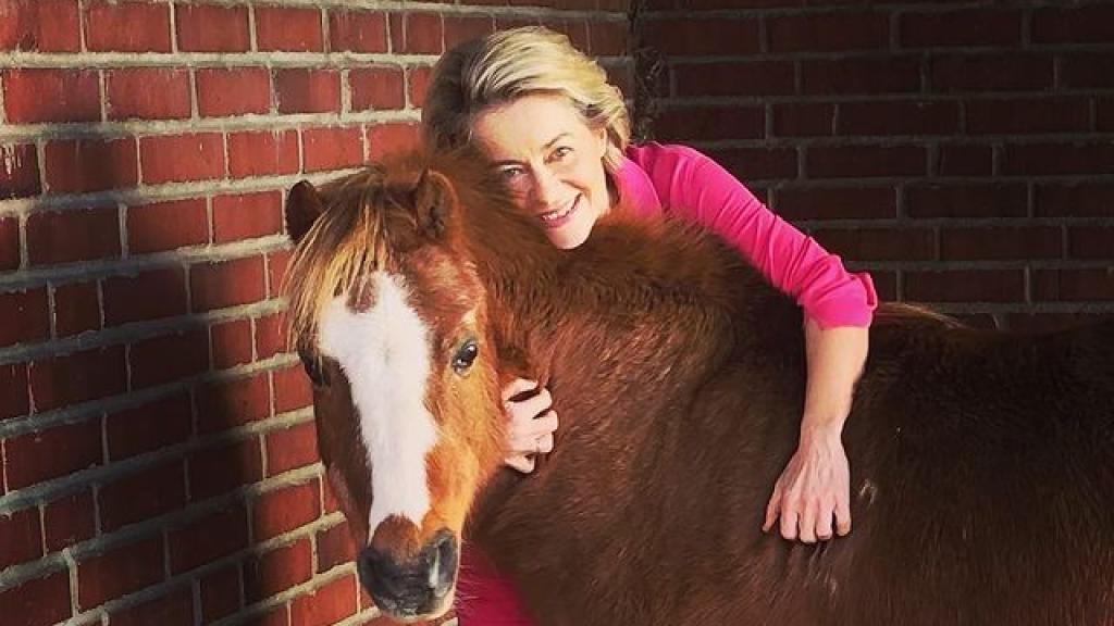 Ursula Von der Leyen, con uno de sus caballos.