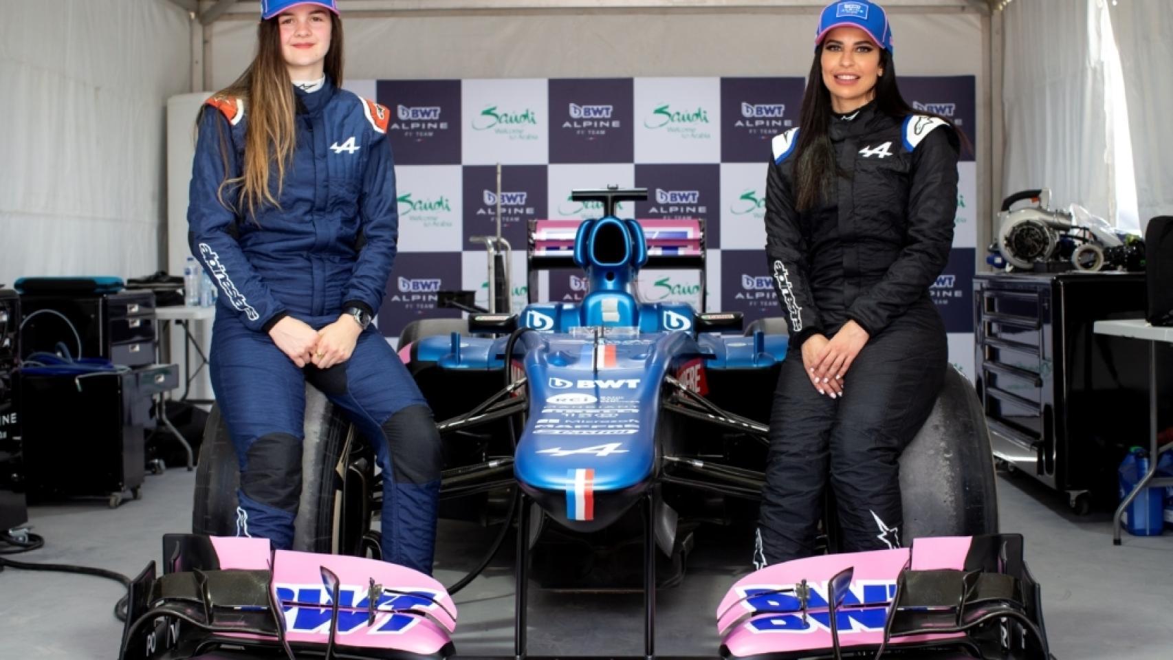 Abbi Pulling y Aseel Al Hamad, con el Alpine.
