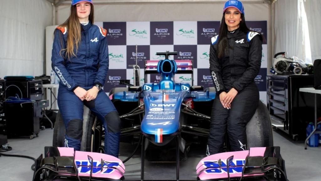 Abbi Pulling y Aseel Al Hamad, con el Alpine.