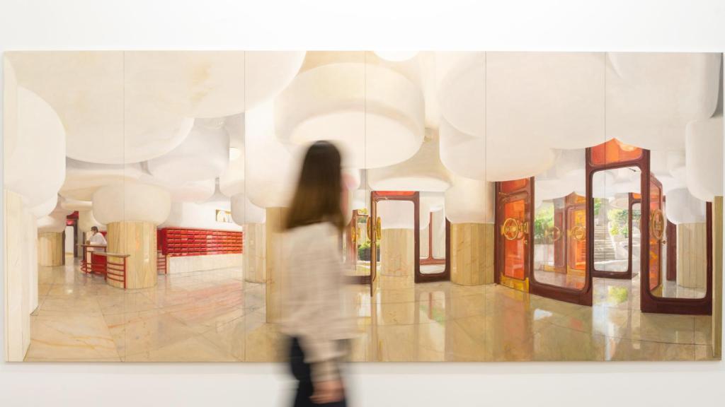 Vista de la exposición en la que vemos una pintura del interior del edificio