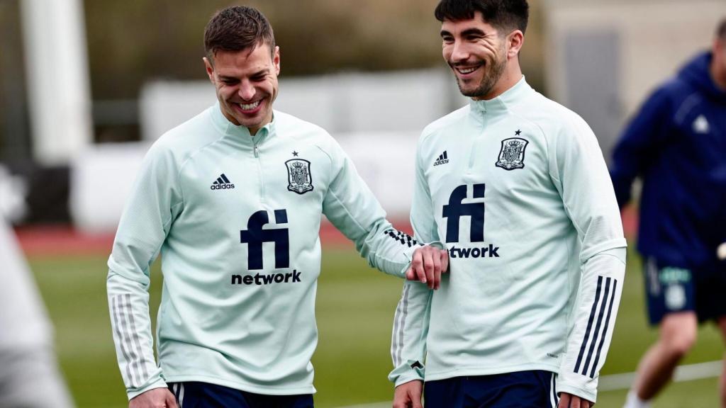 César Azpilicueta y Carlos Soler, durante un entrenamiento con la Selección.