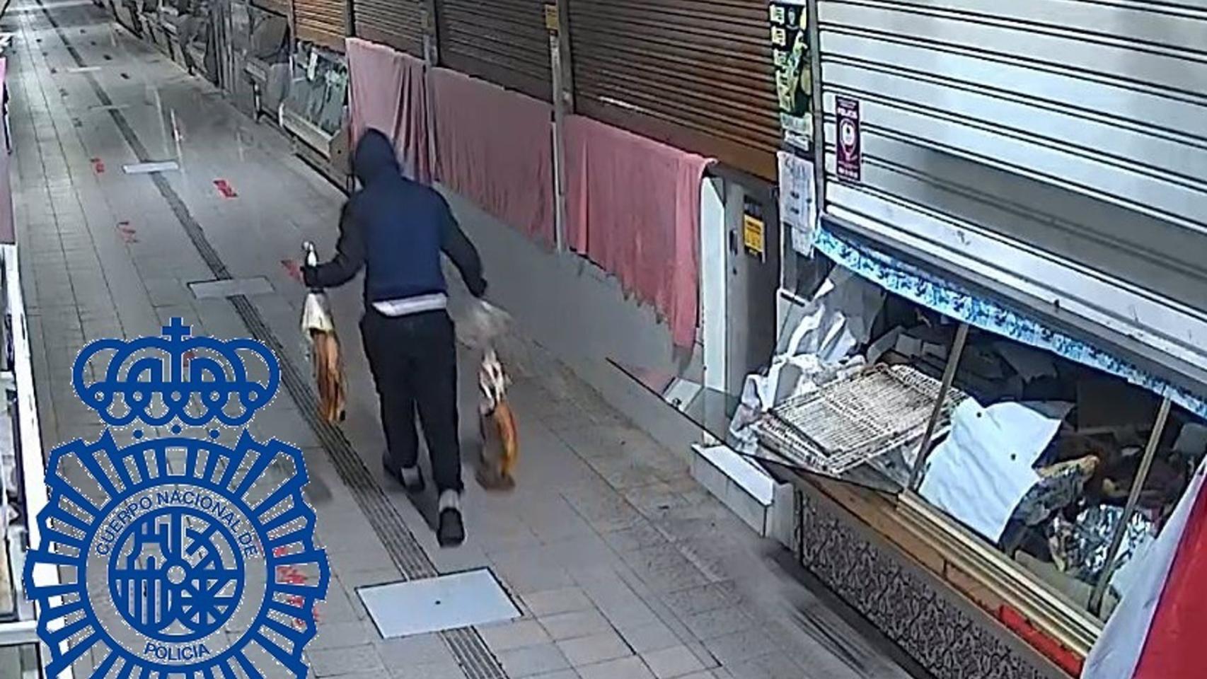 Detenido un hombre que intentaba huir por el tejado tras robar dos jamones de un mercado municipal
