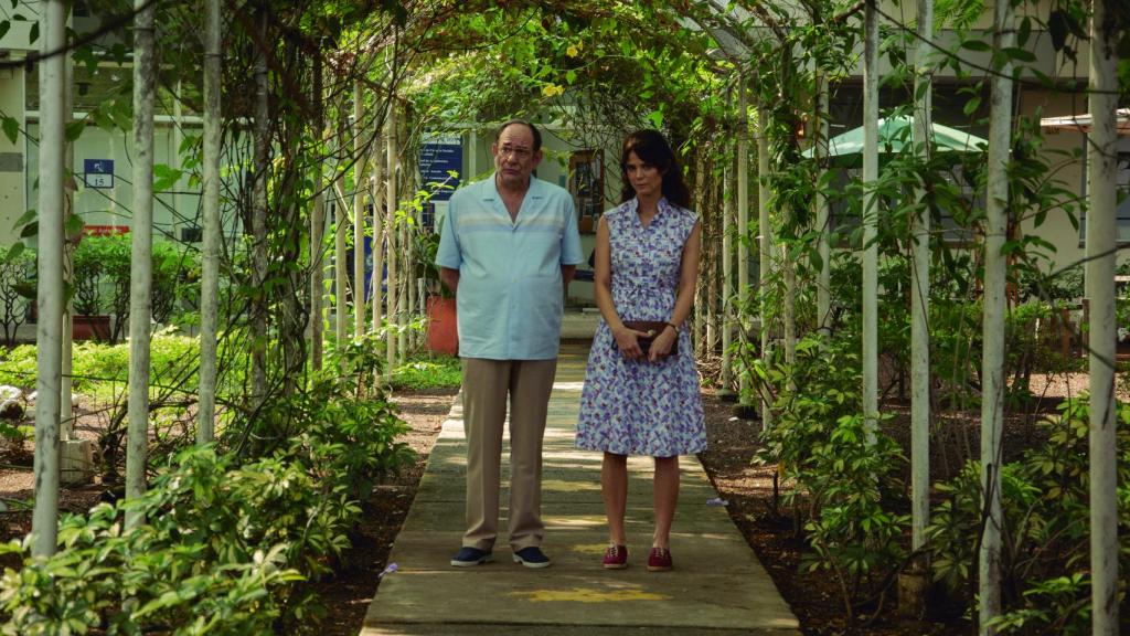Karra Elejalde como el padre Ellacuria y Juana Acosta como Lucia Barreda en un momento del filme. Foto: Camila Trejos