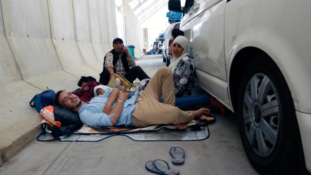 Una familia esperando para embarcar en el ferry en 2019.