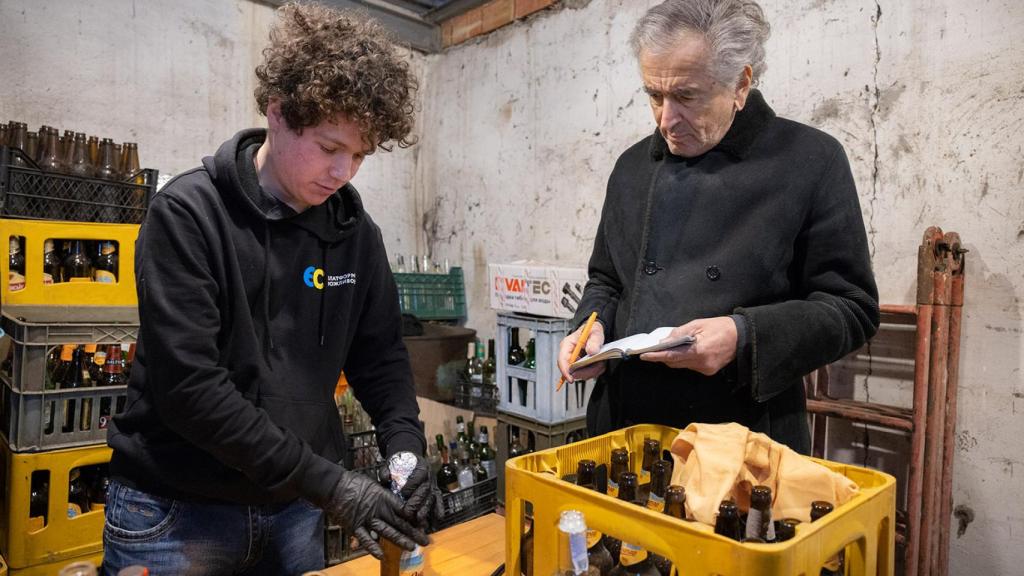 Bernard-Henri Lévy observa la fabricación de un cóctel Molotov.