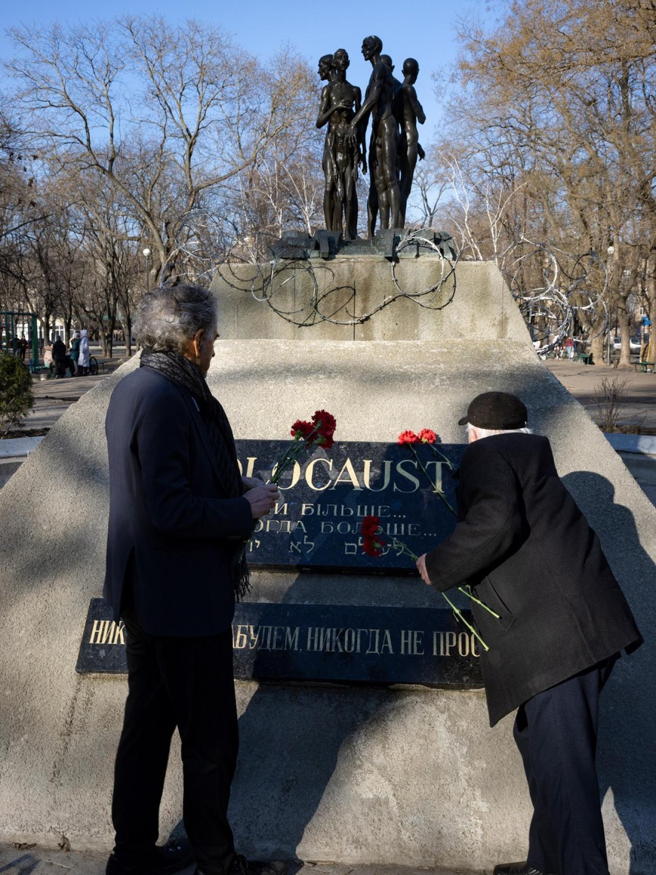 Bernard-Henri Lévy visita una obra en homenaje a las víctimas del holocausto.