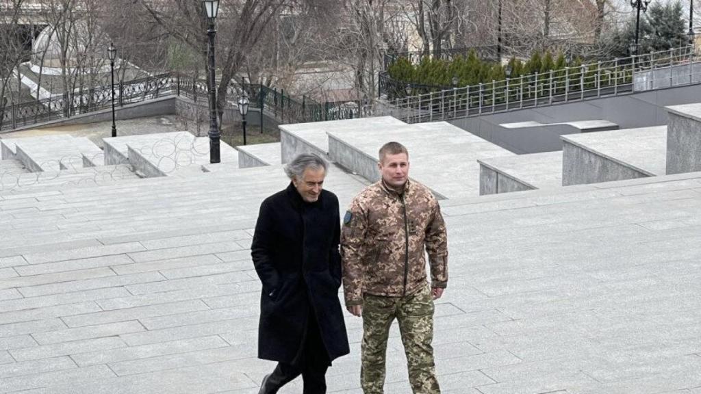 Bernard-Henri Lévy y Maksym Marchenko, durante su paseo por Odesa.