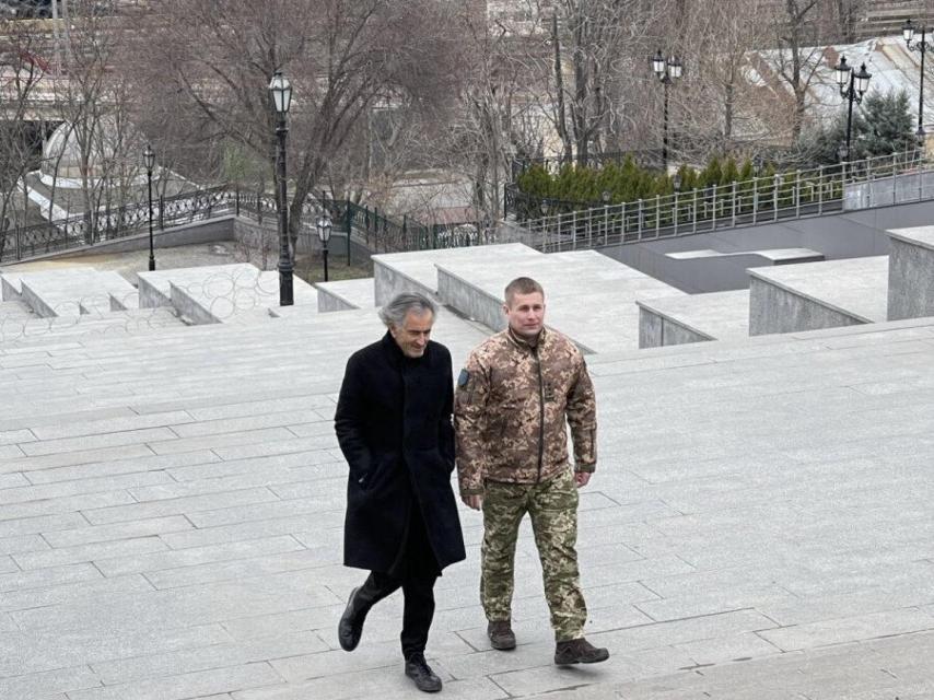 Bernard-Henri Lévy y Maksym Marchenko, durante su paseo por Odesa.