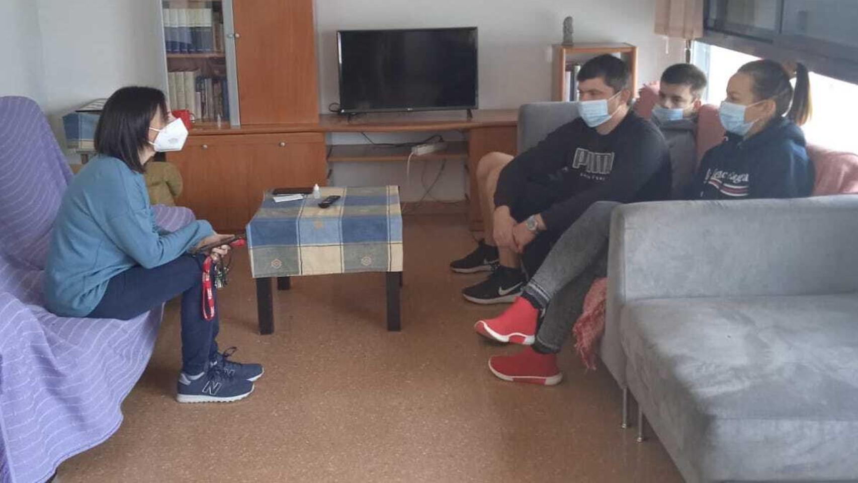 Una de las familias ucranianas que ha ayudado çla iglesia de Orihuela.