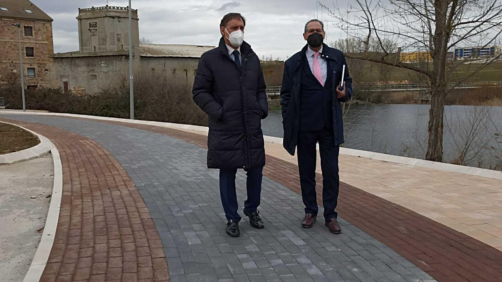 El alcalde de Salamanca, Carlos García Carbayo, visita las obras de Tejares junto al concejal Fernando Caravias