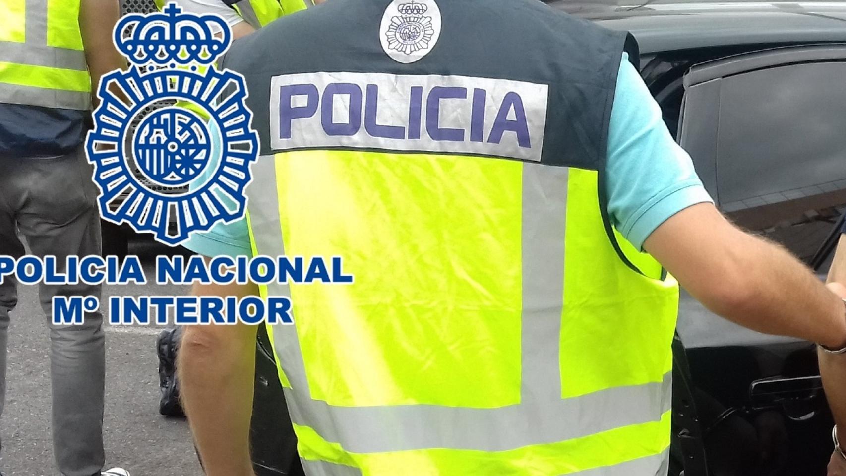 La Policía Nacional procediendo a la detención