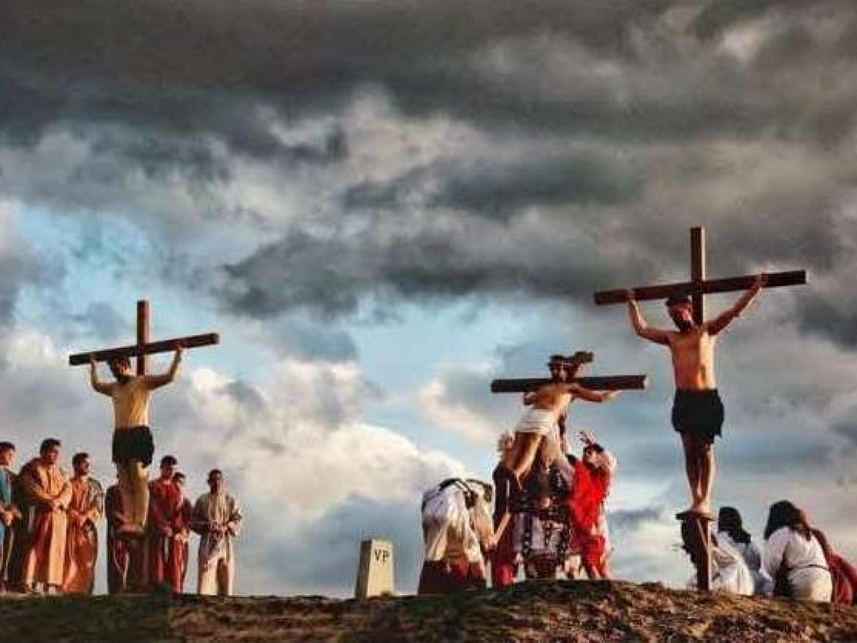 Viacrucis juvenil en Fresno el Viejo